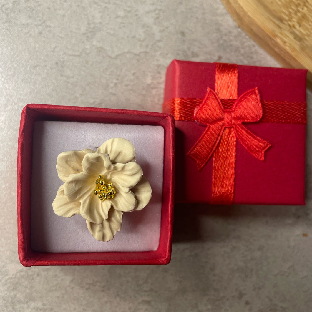 Cream Small Flower Nailfie Ring
